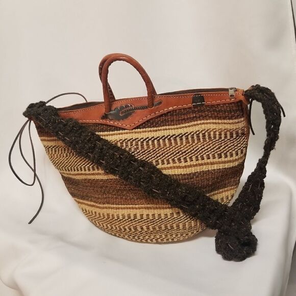 Handcrafted African Woven Sisal Kilim Crossbody Shoulder Bag with Leather Trims - Picture 2 of 8